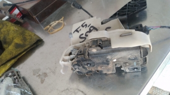 Transporter T5 sağ ön kapı kilidi çıkma parça